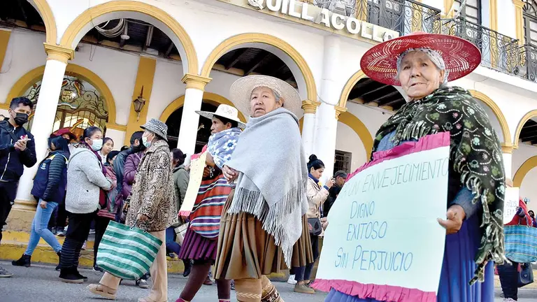 Vecinos protestan contra el cobro de la tasa de aseo en Quillacollo, este 15 de junio./ NOÉ PORTUGAL