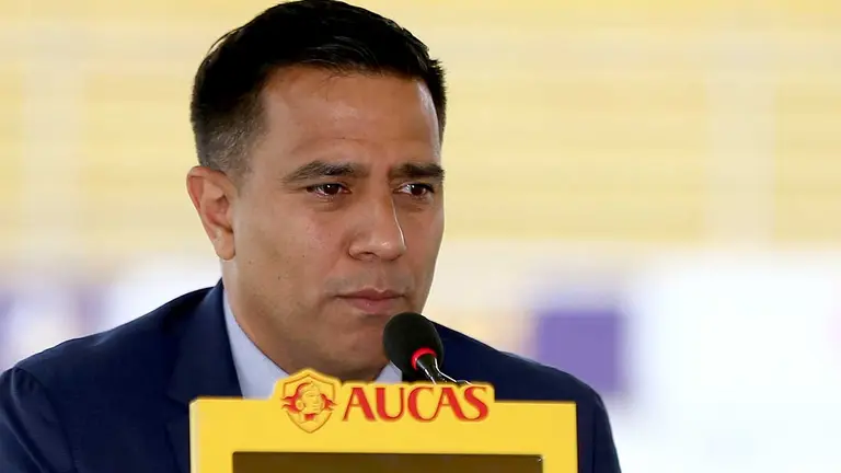 El venezolano César Farías sale de Aucas tras ser suspendido por agredir a dos jugadores./ EFE