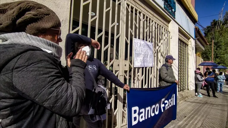 Trabajadores movilizados del ex Banco Fassil en Cochabamba. DICO SOL&Iacute;S