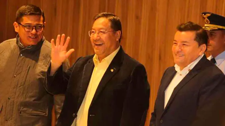 Representante de la FAM junto a Luis Arce y el alcalde Jhonny Fern&aacute;ndez. GENTILEZA DE EL DEBER/FUAD LANDIVAR