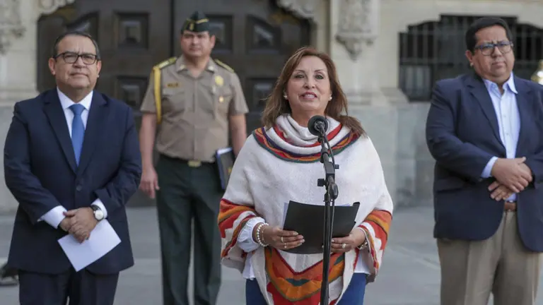 Fotograf&iacute;a cedida por la Presidencia del Consejo de Ministros de la presidenta de Per&uacute;, Dina Boluarte, dando una declaraci&oacute;n, hoy en Lima (Per&uacute;)./ EFE