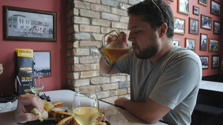 Un hombre bebe una cerveza en uno de los restaurantes de la cadena espa&ntilde;ola 100 Montaditos en su local en Lincoln Road, en Miami Beach, Florida (EE.UU.). Imagen de archivo./ EFE