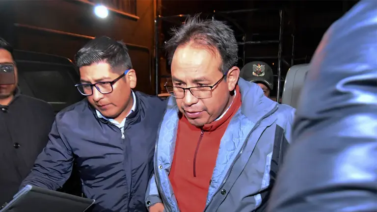 El viceministro al momento de su aprehensi&oacute;n./ APG