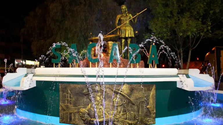 Monumento y fuente de la cholita chicharronera./ GAMS