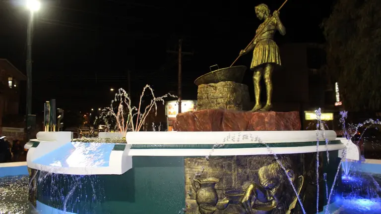 El monumento a la Cholita Chicharronera en la avenida Octava en Sacaba, este 16 de junio. ALCALD&Iacute;A DE SACABA