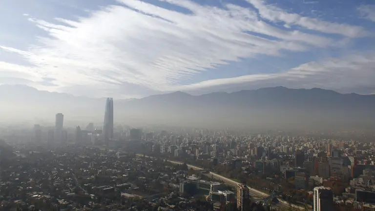 Seg&uacute;n proyecciones de autoridades ambientales, las concentraciones de material particulado sobre Santiago de Chile se incrementar&iacute;a durante el fin de semana, configurando un episodio cr&iacute;tico de contaminaci&oacute;n.  EFE