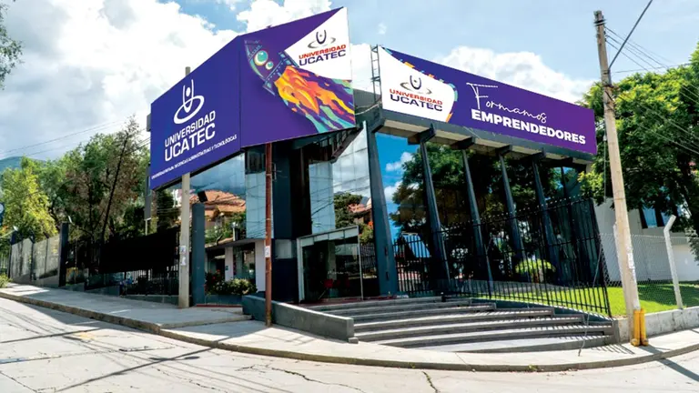 El frontis de la Universidad privada de Ciencias Administrativas y Tecnológicas. / UCATEC
