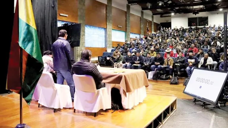 Arce se reúne con sus legisladores en Gabinete Ampliado. / ABI