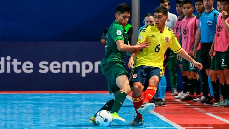 Acci&oacute;n del partido entre Bolivia y Colombia./ CONMEBOL