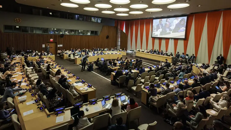 El Secretario General de las Naciones Unidas, Antonio Guterres (en la pantalla), fue registrado este lunes, 19 de junio, durante la reuni&oacute;n./ EFE
