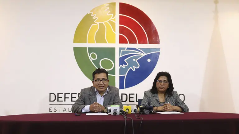 Pedro Callisaya, defensor del Pueblo de Bolivia, y Josefina Vel&aacute;squez, representante de la Asociaci&oacute;n de Concejales y Alcaldesas de Bolivia (Acobol), participan hoy en una conferencia de prensa en La Paz (Bolivia)./ EFE