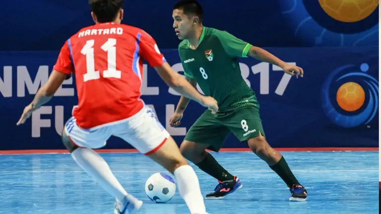 Acci&oacute;n del partido entre Paraguay y Bolivia, disputado este lunes./ CONMEBOL
