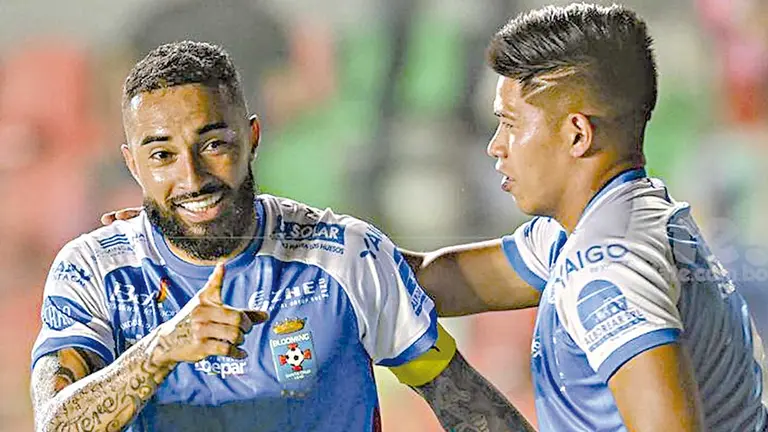 Jugadores de Blooming celebran una conquista./ LATE