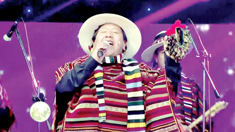 El vocalista de Jach'a Mallku, Franz Chuquimia, en escenario./ EL DEBER