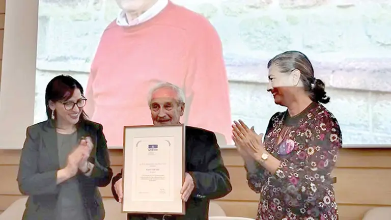 El historiador y catedr&aacute;tico franc&eacute;s Paul Estrade (centro) recibe su premio./ PRENSA LATINA