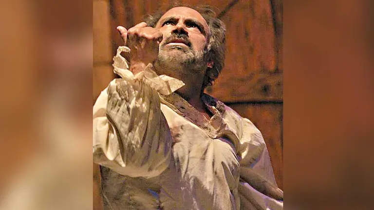 El actor David Mondaca act&uacute;a en una obra teatral./  FACEBOOK
