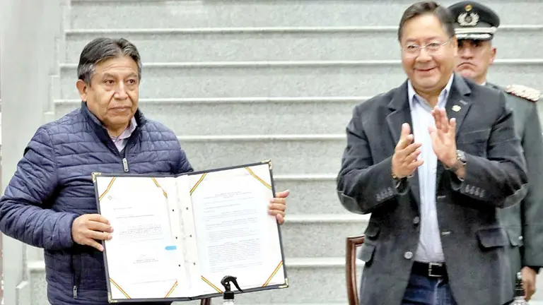 El presidente Luis Arce (d) env&iacute;a a la Asamblea Legislativa el anteproyecto de ley para luchar contra la corrupci&oacute;n./ ABI