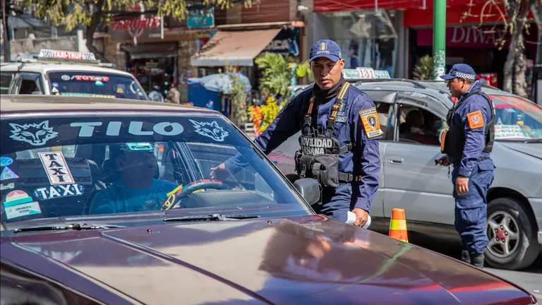 Guardias de Movilidad Urbana durante un control de "Taxi Seguro", en la ciudad. ALCALD&Iacute;A DE COCHABAMBA