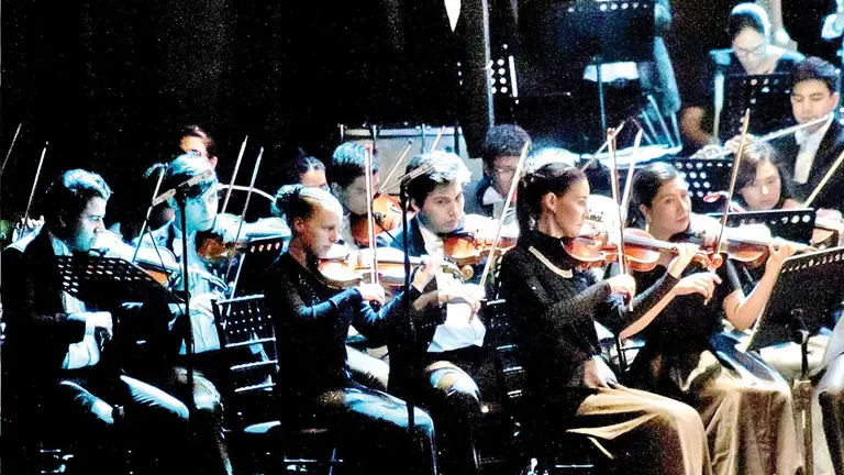 Los m&uacute;sicos de Orquesta Filarm&oacute;nica de Santa Cruz en escenario/ CORTES&Iacute;A