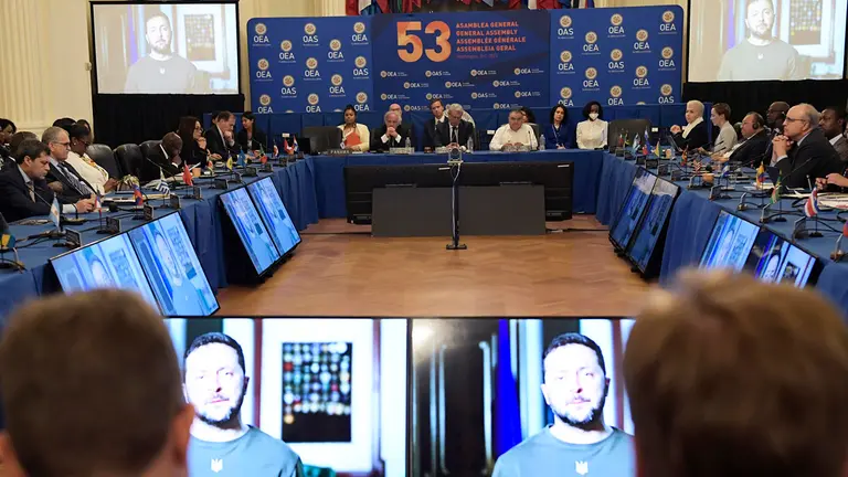 El presidente de Ucrania, Volod&iacute;mir Zelenski, habla v&iacute;a videoconferencia durante la 53 Asamblea General de la Organizaci&oacute;n de los Estados Americanos (OEA)./ EFE