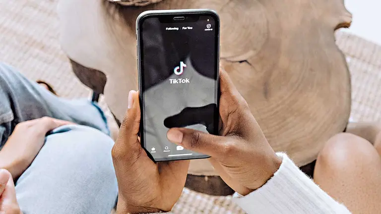Fotografía de una persona usando un celular. / PEXELS
