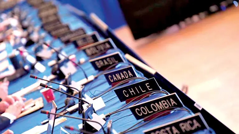 Vista de los carteles de países miembros de la OEA durante una reunión en Washington. / EFE