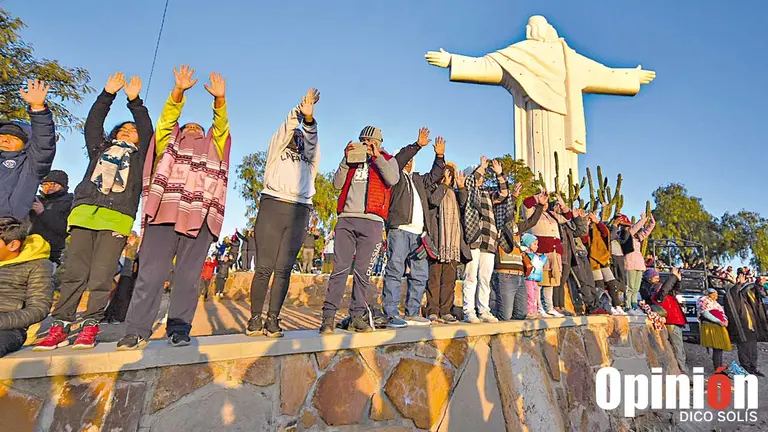 Gente recibiendo los primeros rayos de sol en el Cristo de la Concordia, en Cochabamba. / DICO SOLÍS