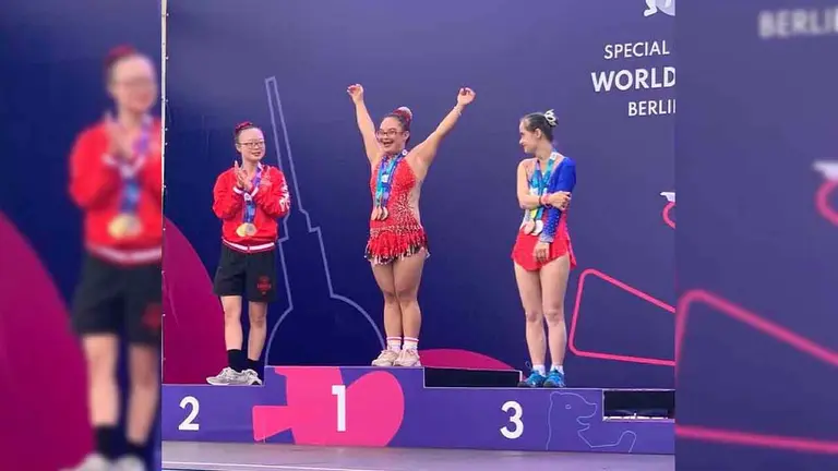 La atleta cruce&ntilde;a en el podio coron&aacute;ndose como ganadora. RRSS
