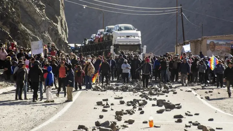 Personas, en apronte e Jujuy, provincia argentina donde se desat&oacute; la violencia, producto a una medida de la gobernaci&oacute;n local. NEXOFIN