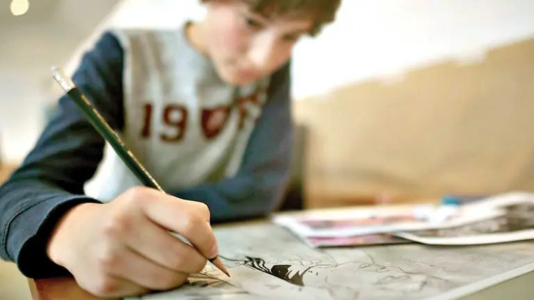 Un ni&ntilde;o realiza un dibujo./ DICO SOL&Iacute;S