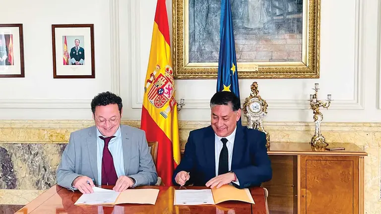 El fiscal general de Espa&ntilde;a, &Aacute;lvaro Garc&iacute;a, y el de Bolivia, Juan Lanchipa./ ABI