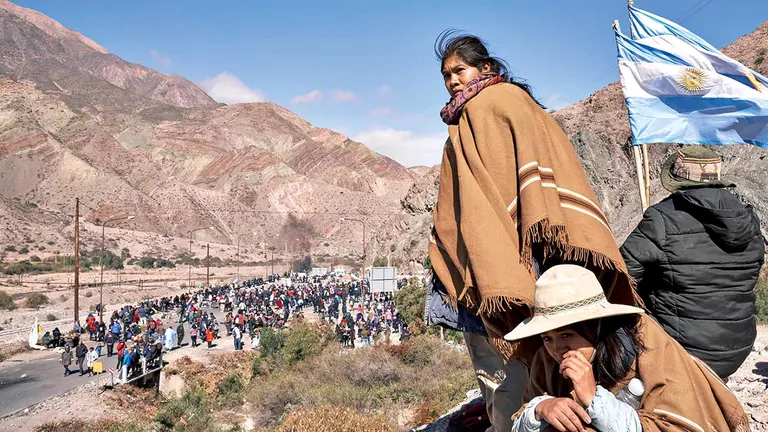 Indígenas bloquean una vía en Jujuy durante una manifestación contra una polémica reforma./ EFE