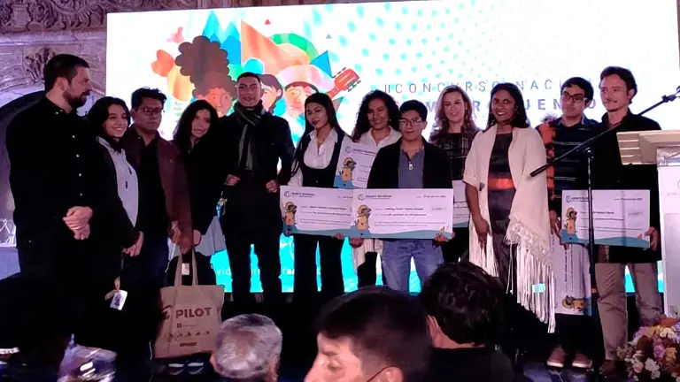 Nueve ganadores premiados en el II concurso literario sobre el racismo organizado por el Banco Mundial en Bolivia