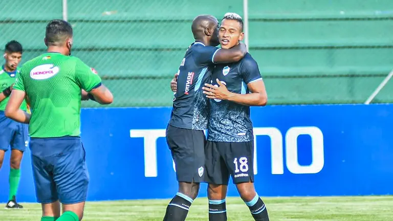 Oswaldo Blanco y Jair Reinoso, ambos de Aurora, celebran uno de los goles./ APG