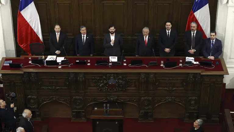 El presidente Gabriel Boric (c), participa en la sesi&oacute;n de instalaci&oacute;n del Consejo Constitucional, en una fotograf&iacute;a de archivo./ EFE