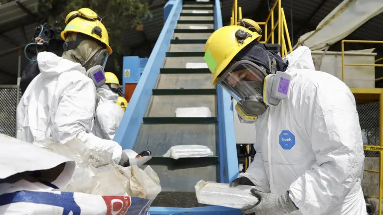 Un grupo de operarios realiza hoy, el proceso de destrucci&oacute;n de coca&iacute;na bajo la t&eacute;cnica de pulverizaci&oacute;n y encapsulamiento, donde la droga se mezcla, con cemento, ripio, arena, solventes y otros elementos, en Quito (Ecuador)./ EFE