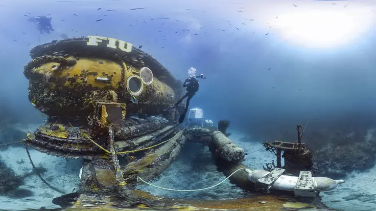 Fotograf&iacute;a cedida por la Universidad Internacional de Florida (FIU) donde aparece un buzo mientras trabaja en las afueras de la base subacu&aacute;tica Aquarius ubicada en el Santuario Marino Nacional de los Cayos de Florida. EFE