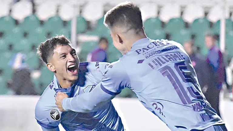 Futbolistas de Bolívar festejan un gol en un partido anterior./ APG