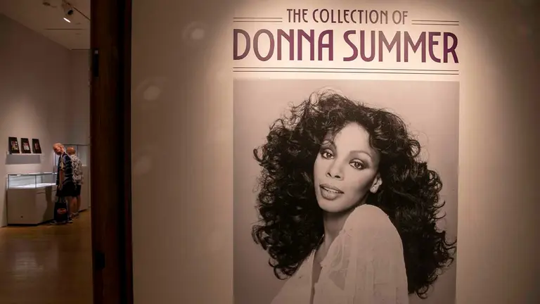 Un retrato de la desaparecida cantante estadounidese Donna Summer (1948-2012) fue registrado este viernes, 23 de junio, a la entrada de la colecci&oacute;n de objetos personales de la artista que ser&aacute;n subastados por la casa Christie's, en Nueva York (NY, EE.UU.). EFE