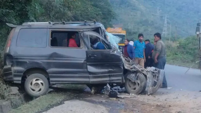 Uno de los veh&iacute;culos tras el accidente. URGENTE.BO