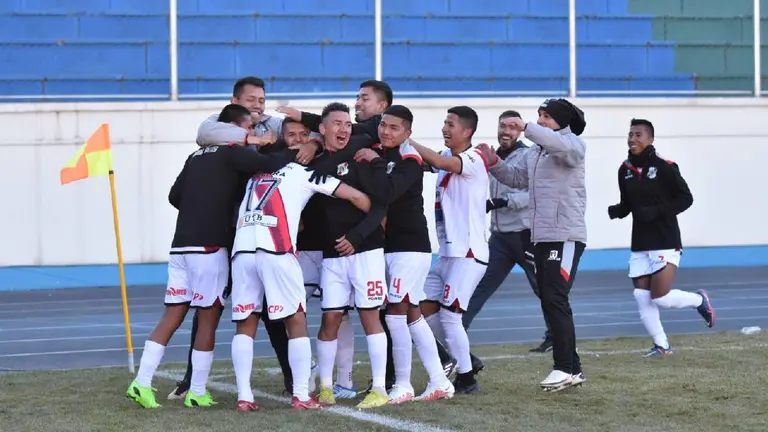 Jugadores de Nacional Potos&iacute; festejan uno de sus tantos en el 6-3 endosado a The Strongest en la Villa Imperial. APG
