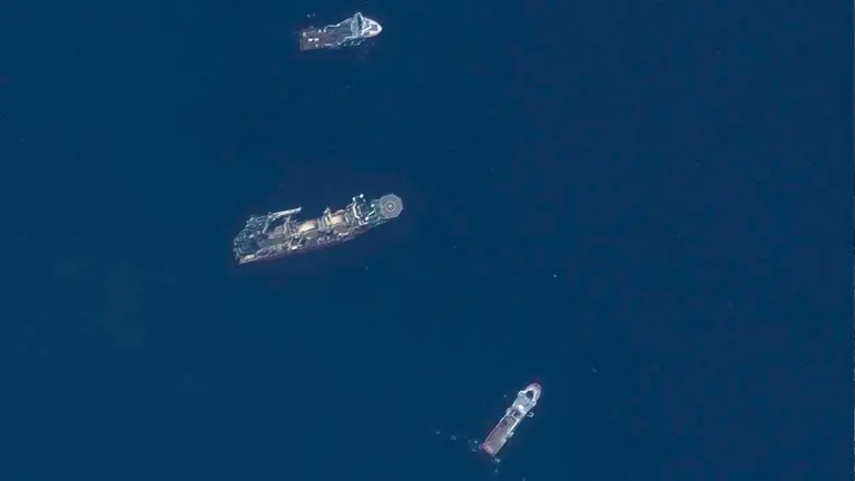 Una imagen satelital proporcionada por Maxar Technologies muestra las operaciones de b&uacute;squeda y rescate asociadas con el sumergible Tit&aacute;n en el Oc&eacute;ano Atl&aacute;ntico, el 22 de junio de 2023. EFE