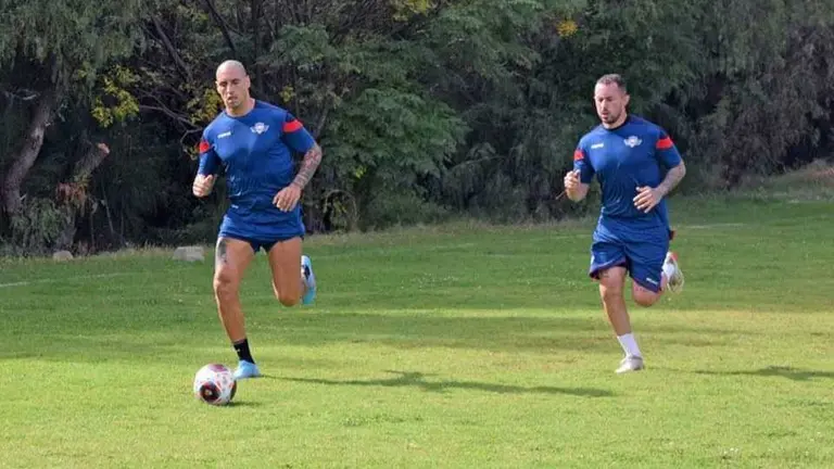 Ariel Nahuelpán y Rodrigo Amaral, jugadores de Wilstermann. Dosis de fútbol.