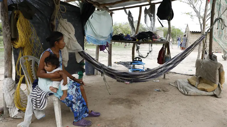 Fotograf&iacute;a de archivo que muestra a una ind&iacute;gena way&uacute;u junto a su hijo en la comunidad El Ahumao en zona rural de Riohacha (Colombia)./ EFE