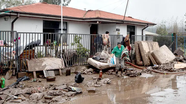 Personas trabajan en los daños causados por el desbordamiento del río Mataquito, producto de las intensas lluvias en la comuna de Licanten, en Maule (Chile)./ EFE