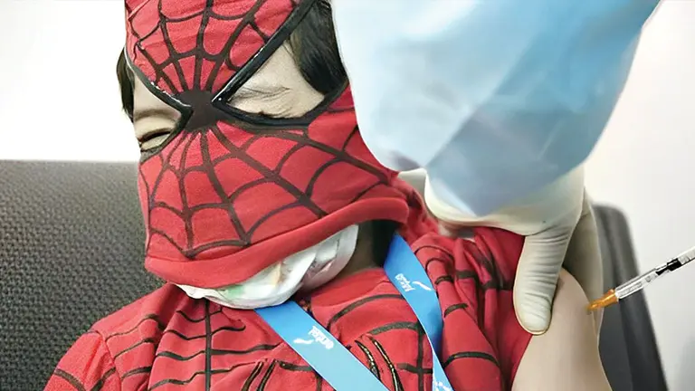 Un ni&ntilde;o recibe la vacuna contra la influenza./ ABI