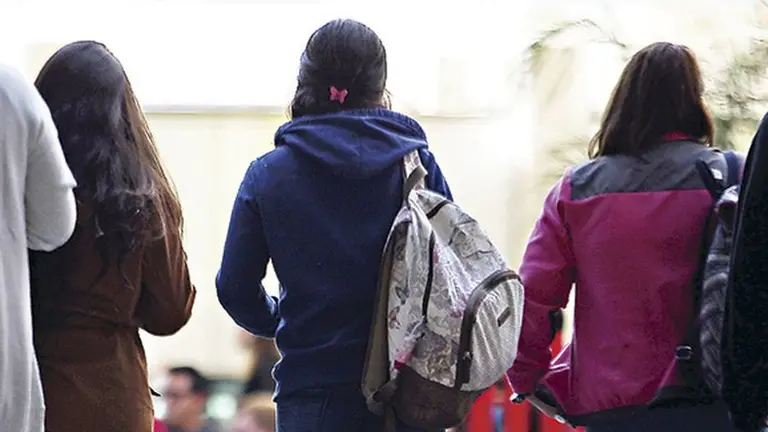 Imagen de estudiantes que cuidan su identidad. LA TERCERA