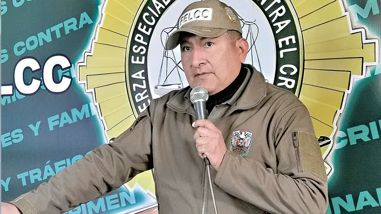 El subdirector de la FELCC, Edson Coca, durante la 
conferencia de prensa./ OPINI&Oacute;N