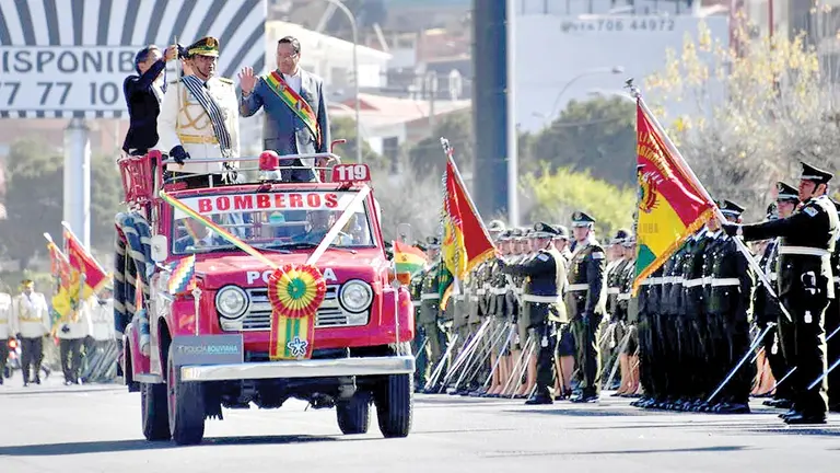 El presidente Luis Arce durante el desfile de la Polic&iacute;a por su aniversario./ ABI
