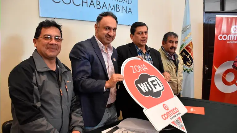 Momento de la firma de convenio entre la FSTPC y Comteco. No&eacute; Portugal